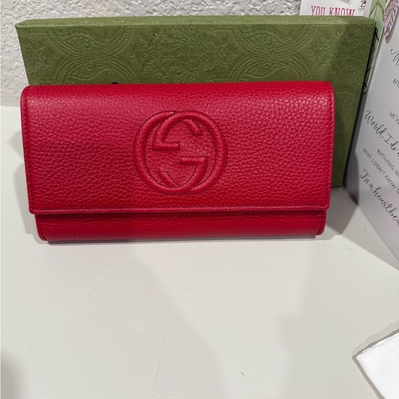Gucci Red Pebbled Leather Wallet with Embossed Logo - Picture 1 of 12